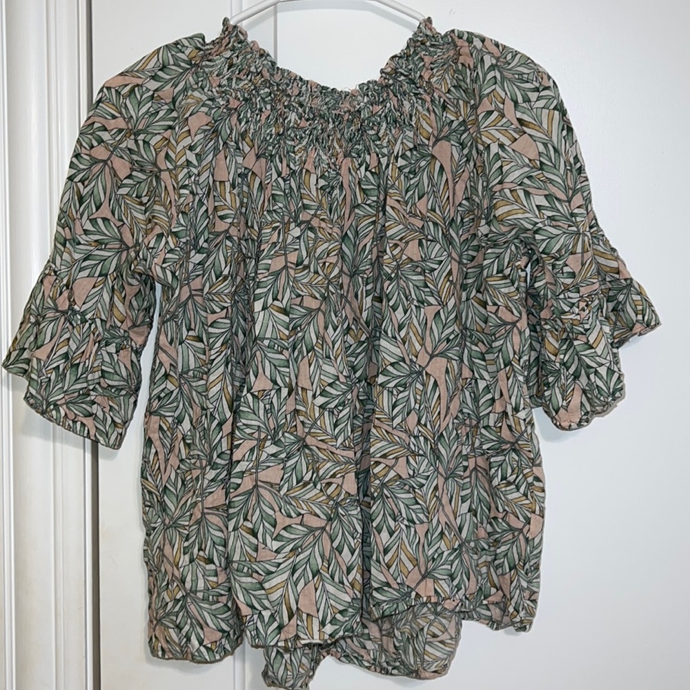Pretty tropical 🌴 top / can wear off-shoulder style